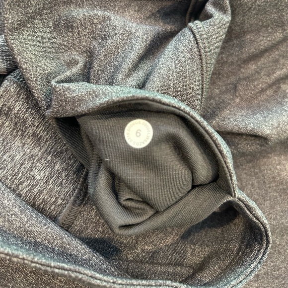 Lululemon Wunder Under Crop, Size 6 - Picture 9 of 9
